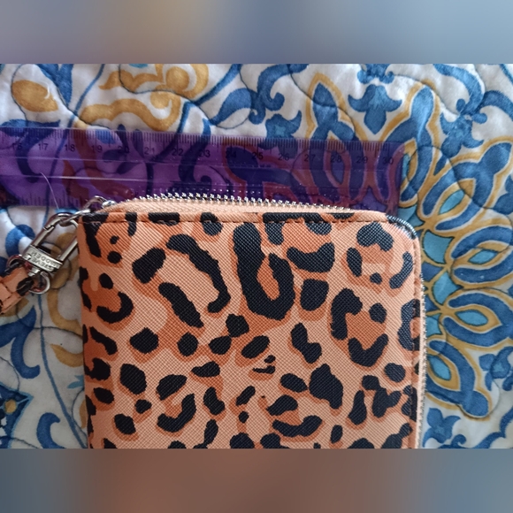 Steve Madden Cheetah/Leopard Wristlet Wallet - Picture 4 of 7